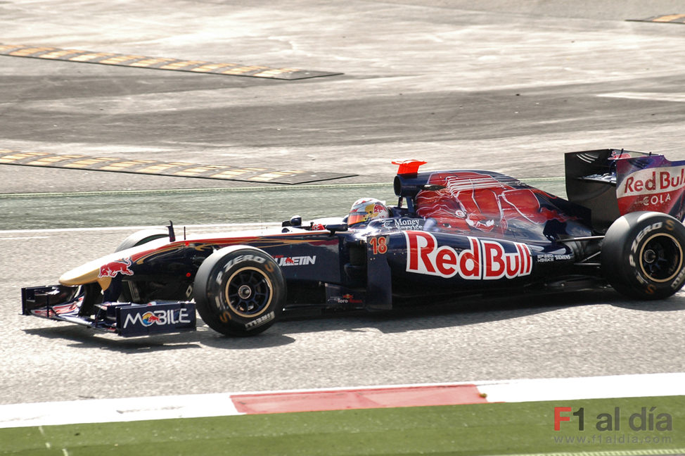 Buemi a los mandos del Toro Rosso en el Circuit