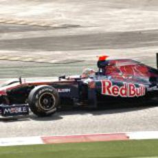 Buemi a los mandos del Toro Rosso en el Circuit