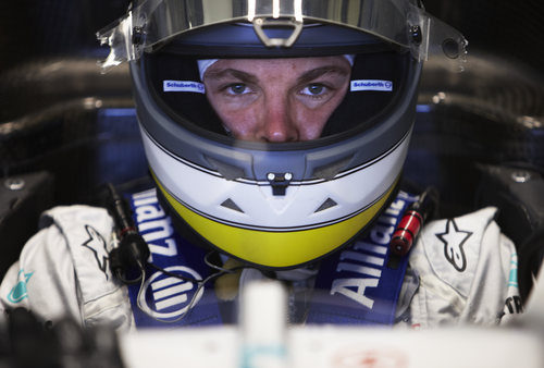 Nico Rosberg sentado en su W02