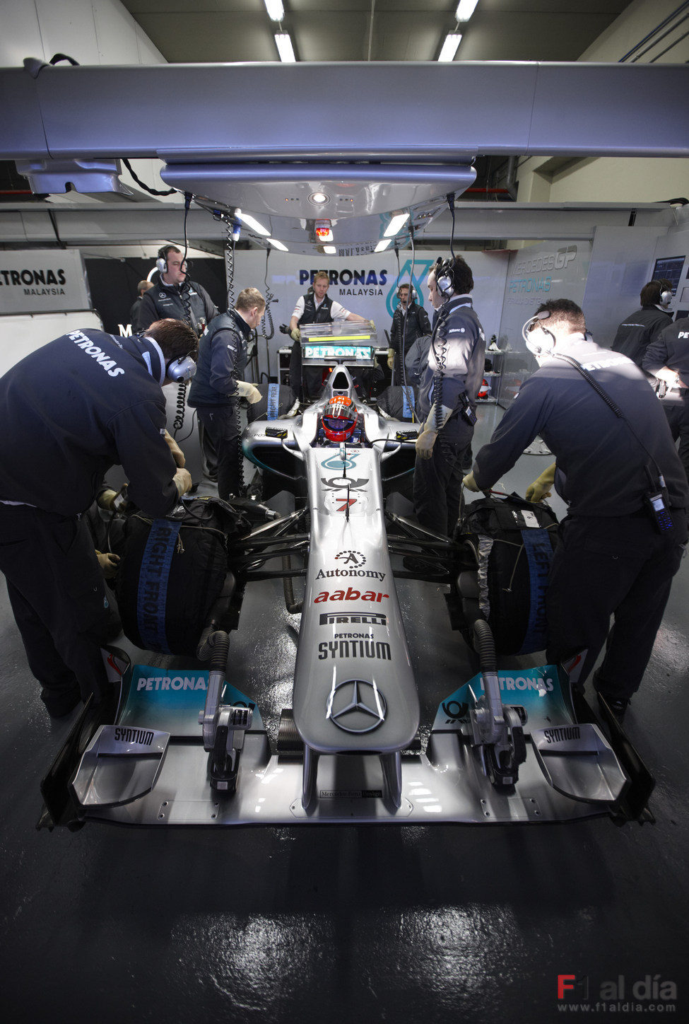 Los mecánicos preparan a Schumacher para salir