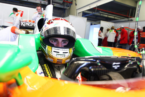 Adrian Sutil sentado en el VJM04