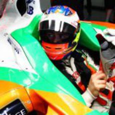 Di Resta se pone sus guantes