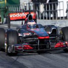 Jenson Button sale del 'pit-lane' en Barcelona