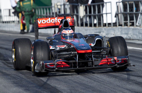 Jenson Button sale del 'pit-lane' en Barcelona