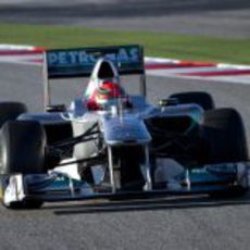 Michael Schumacher con el W02 en Barcelona