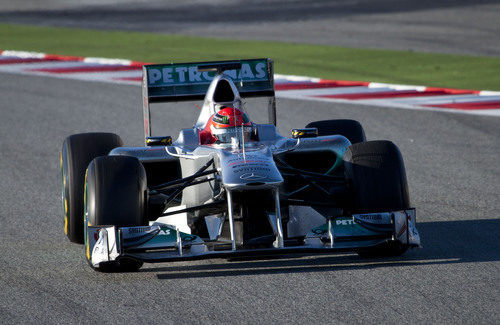 Michael Schumacher con el W02 en Barcelona