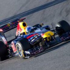 Sebastian Vettel con el RB7 en Montmeló