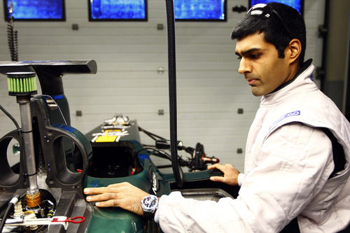 Chandhok junto al T128 desmontado