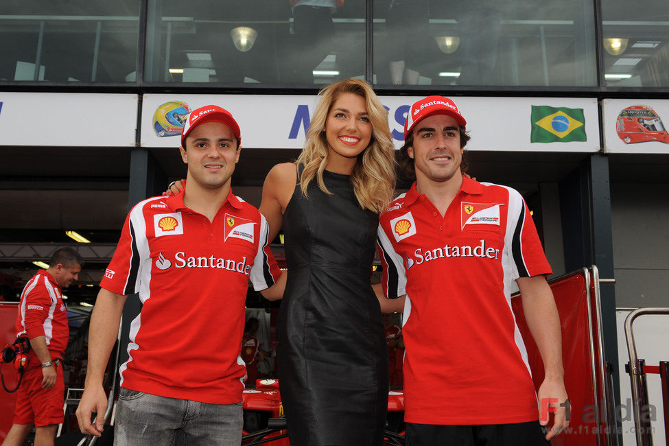 Ashley Hart junto a los pilotos de la Scuderia Ferrari