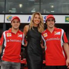 Ashley Hart junto a los pilotos de la Scuderia Ferrari