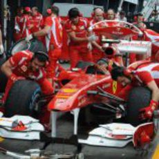 Los mecánicos de Ferrari prueban las paradas en boxes