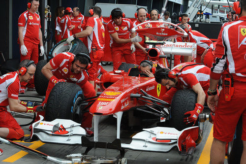 Los mecánicos de Ferrari prueban las paradas en boxes