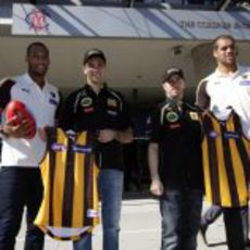 Heidfeld y Petrov junto a los jugadores del Hawthorn FC