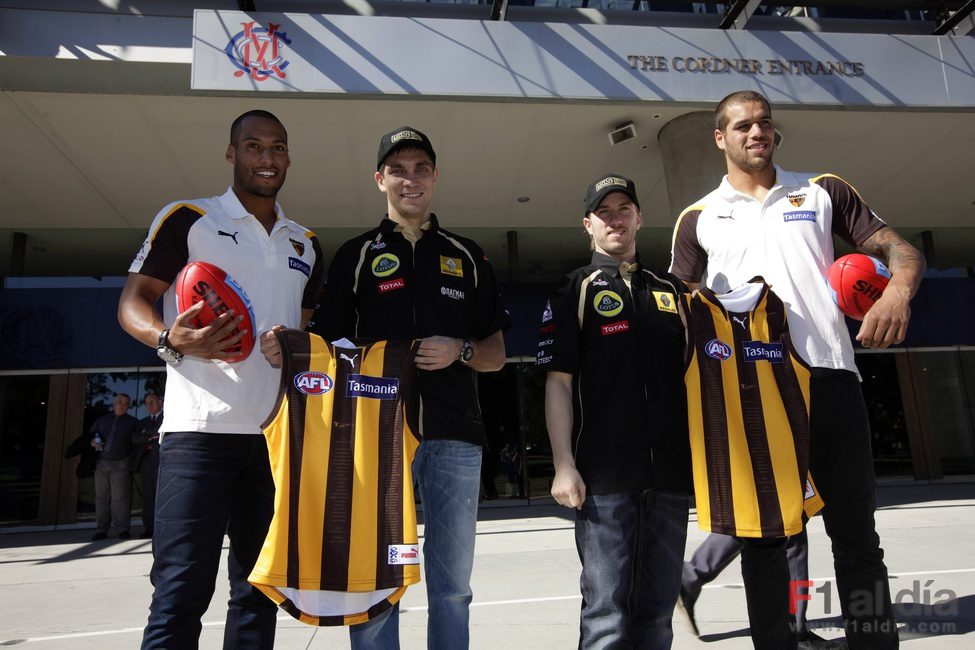 Heidfeld y Petrov junto a los jugadores del Hawthorn FC