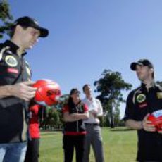 Petrov y Heidfeld aprenden a jugar al Aussie Rules