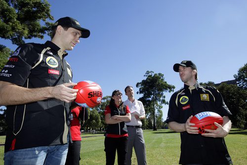 Petrov y Heidfeld aprenden a jugar al Aussie Rules
