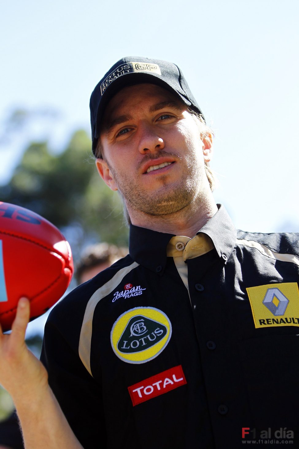 Nick Heidfeld posa a su llegada a Australia