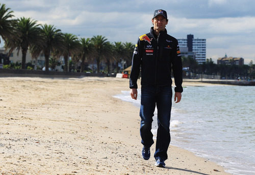 Webber pasea por una playa de Melbourne