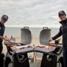 Webber y Ricciardo preparan una barbacoa