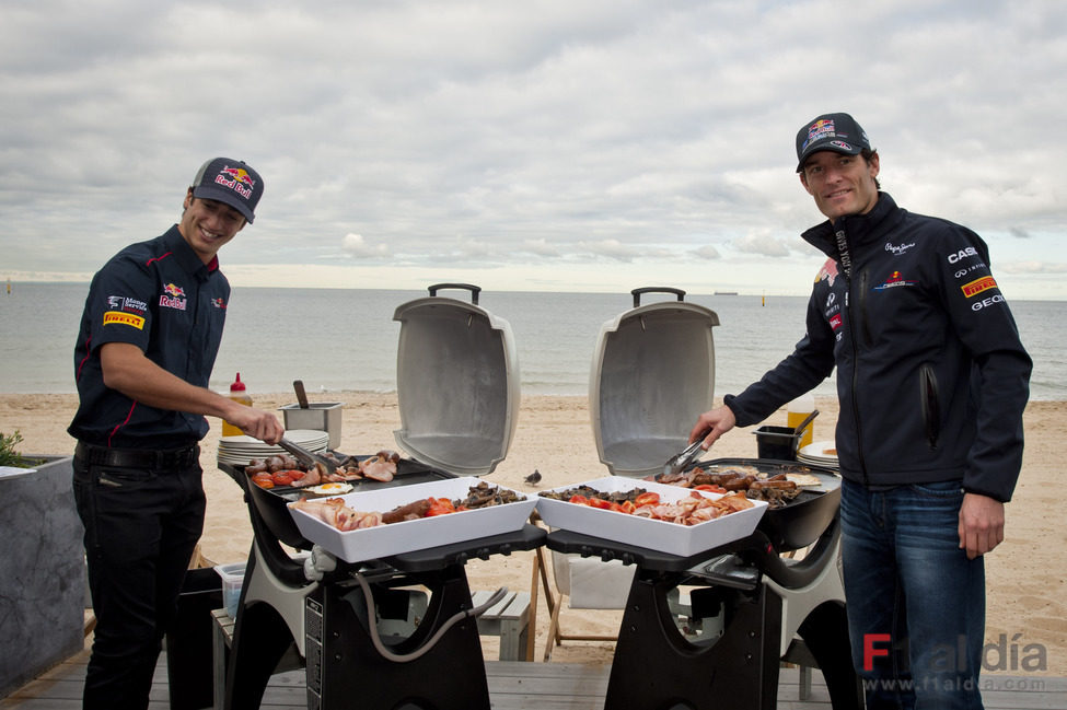 Webber y Ricciardo preparan una barbacoa