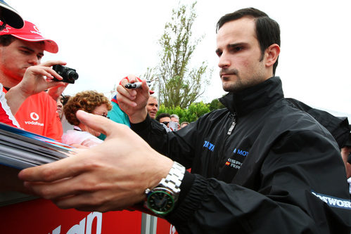 Liuzzi firma autógrafos a los aficionados en Melbourne