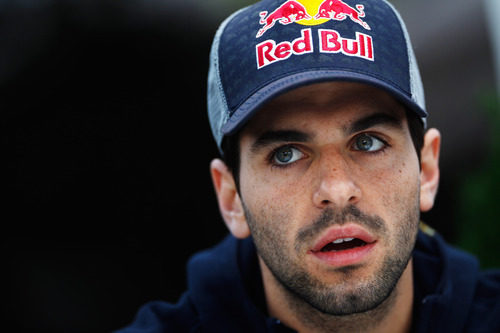 Jaime Alguersuari haciendo comentarios