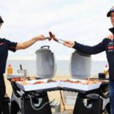 Ricciardo y Webber poniéndose las botas