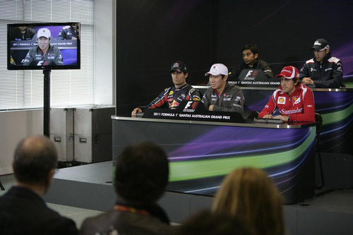 Kobayashi en la primera rueda de prensa oficial de 2011