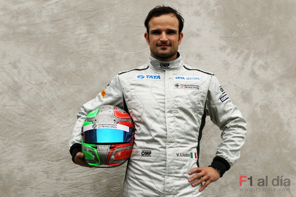 Liuzzi posa para la foto oficial de 2011