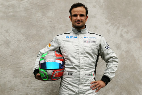 Liuzzi posa para la foto oficial de 2011