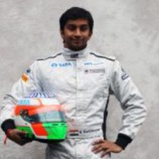 Karthikeyan posa para la foto oficial de 2011