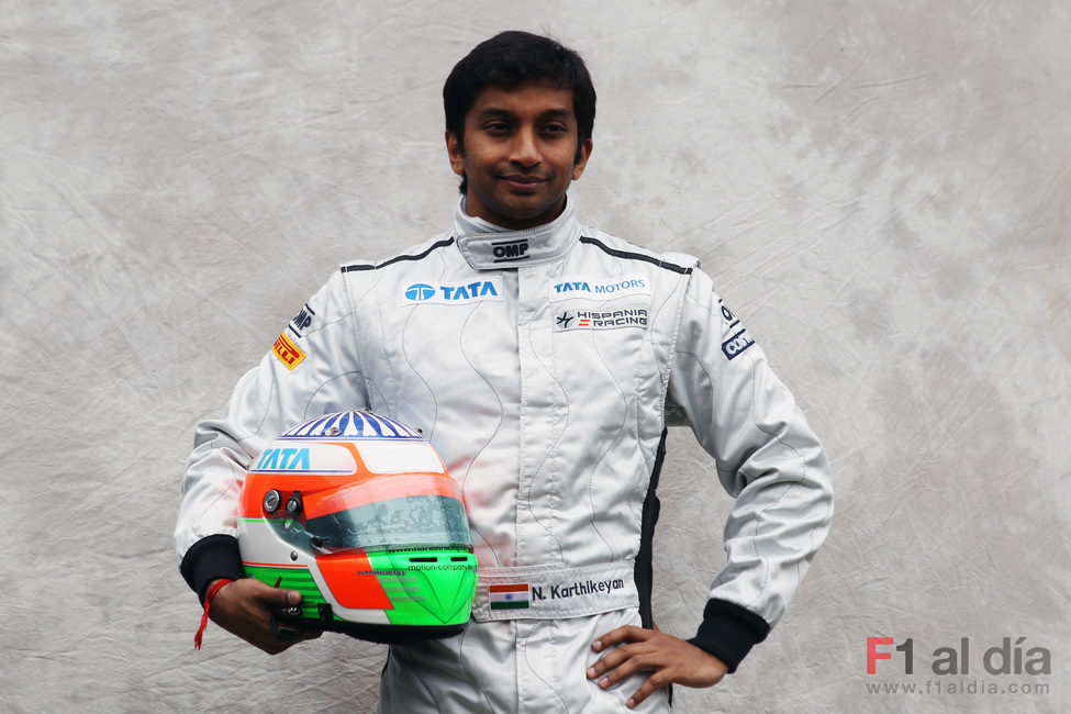 Karthikeyan posa para la foto oficial de 2011