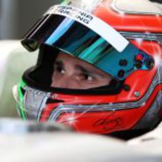 Liuzzi subido al Hispania F111 en el box de Albert Park