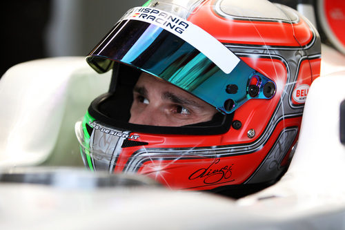 Liuzzi subido al Hispania F111 en el box de Albert Park