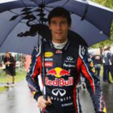 Webber se protege de la lluvia