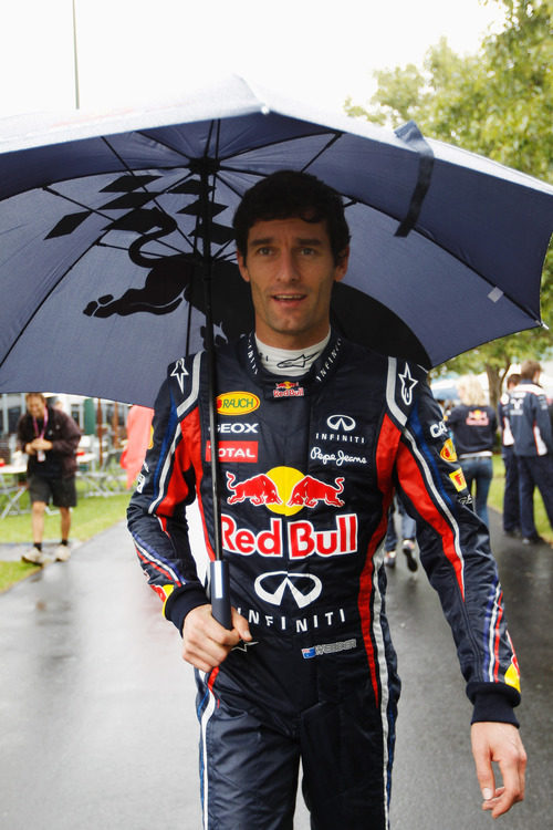 Webber se protege de la lluvia