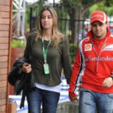 Felipe Massa llega a Albert Park acompañado de su mujer