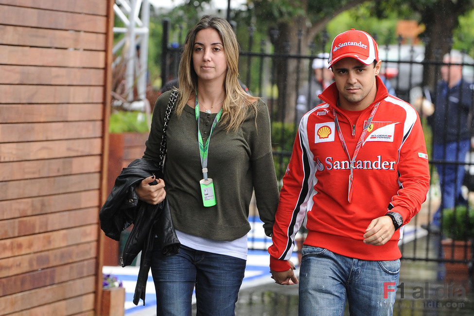 Felipe Massa llega a Albert Park acompañado de su mujer