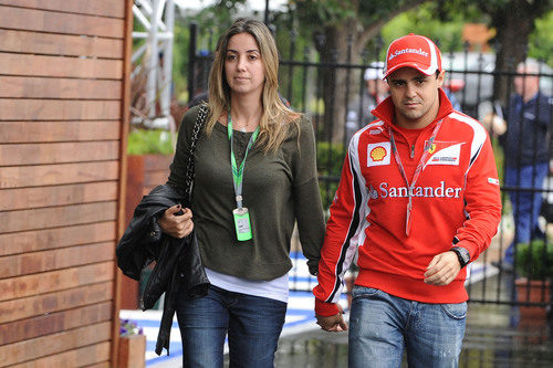 Felipe Massa llega a Albert Park acompañado de su mujer