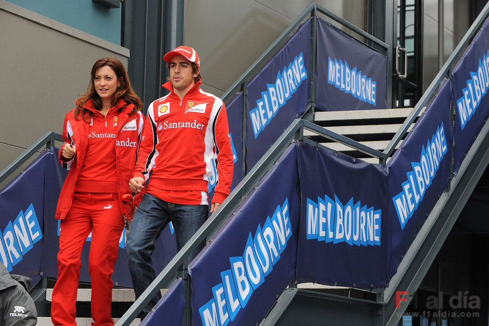 Alonso en el 'paddock' de Melbourne junto a su jefa de prensa