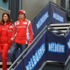 Alonso en el 'paddock' de Melbourne junto a su jefa de prensa