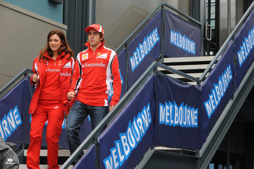 Alonso en el 'paddock' de Melbourne junto a su jefa de prensa
