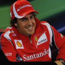 Alonso muy sonriente en rueda de prensa