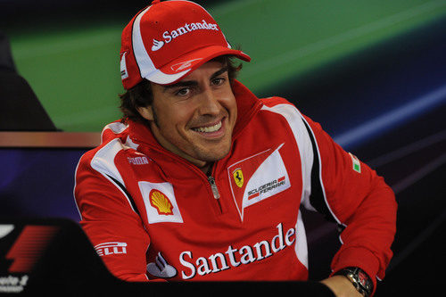Alonso muy sonriente en rueda de prensa