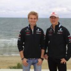 Rosberg y Schumacher en la playa