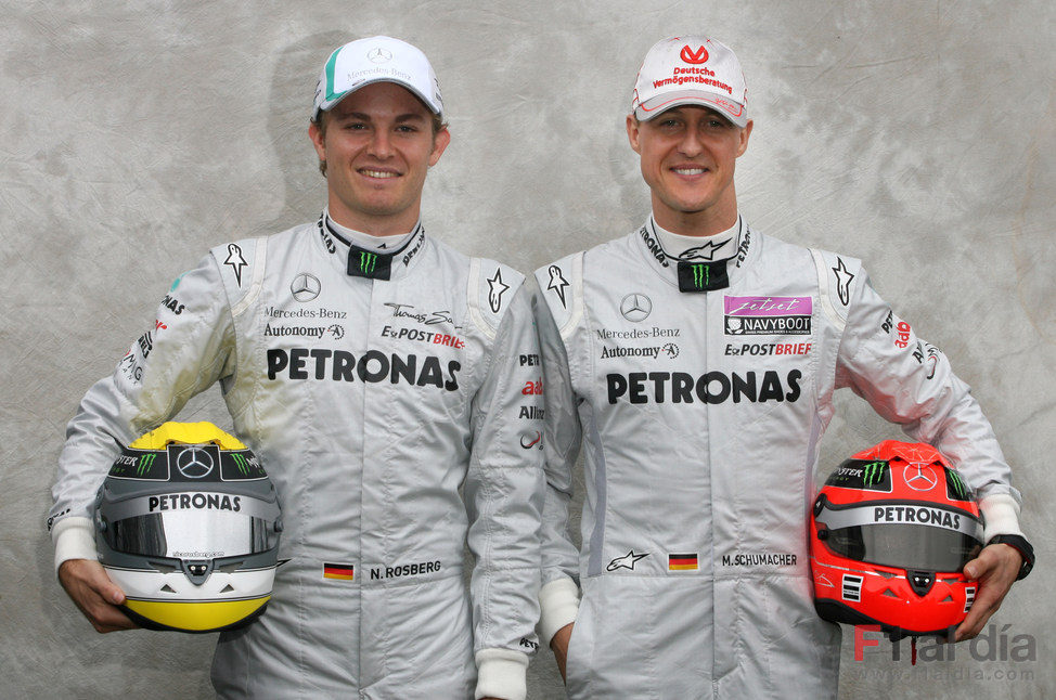 Rosberg y Schumacher posan en Melbourne