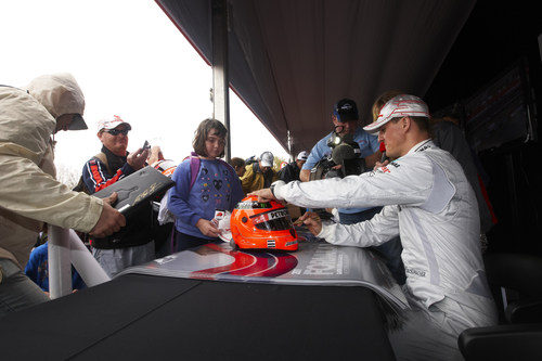 Michael Schumacher firmando autógrafos