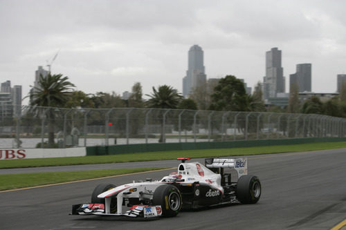 Kobayashi rueda con Melbourne de fondo