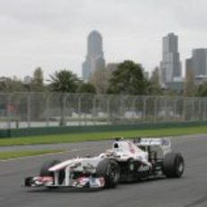 Pérez en pista con Melbourne al fondo