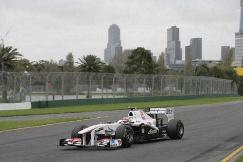 Pérez en pista con Melbourne al fondo